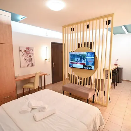 The Whole Packet C3 Center With Parking لاريسا